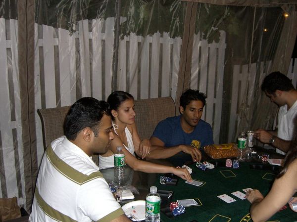https://www.reddit.com/r/poker/comments/1u7miba/best_week_to_go_to_wsop_as_a_first_timer/ - WSOP新手选哪周?低额买入赛事与出行成本全解析