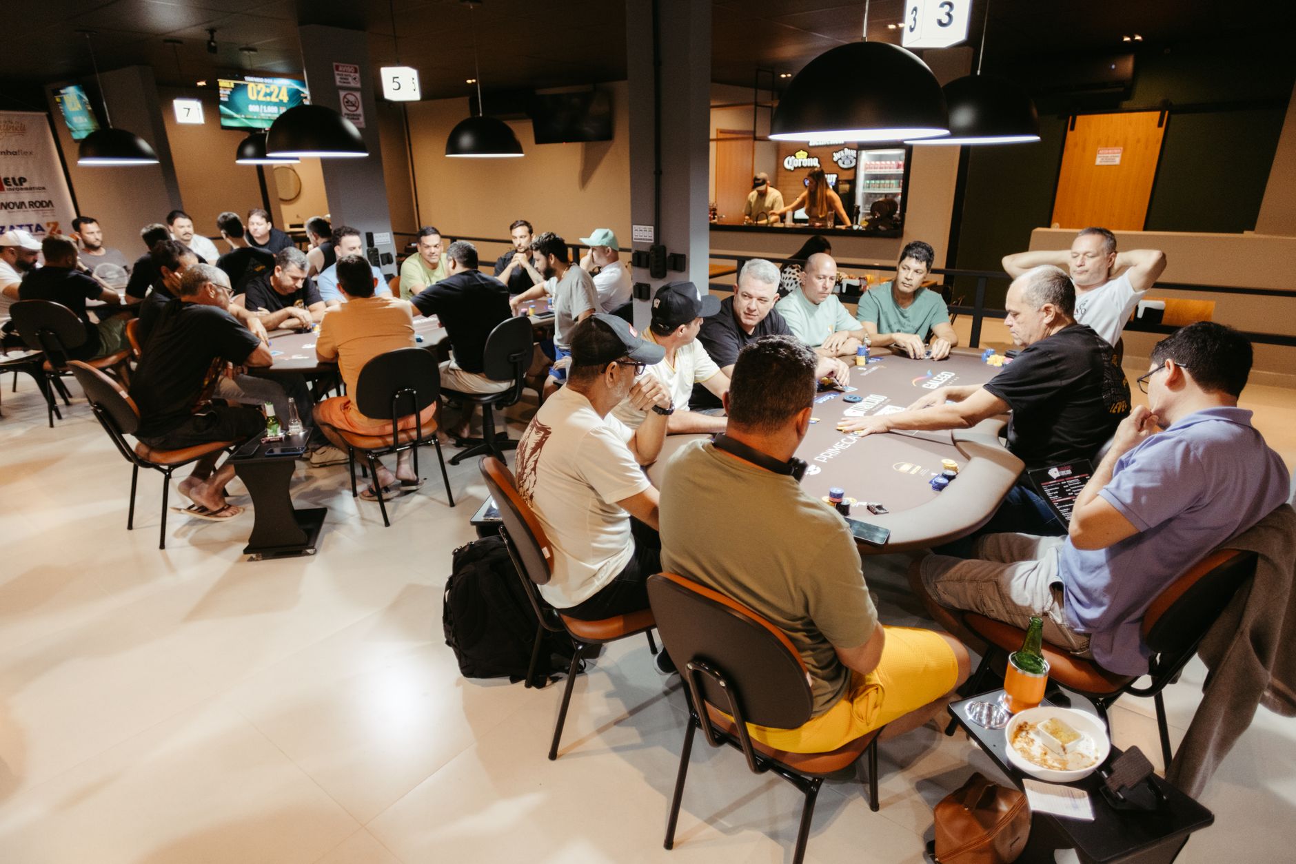 德州扑克翻前加注三大原则：位置、牌力与筹码深度的平衡艺术（实战示例）