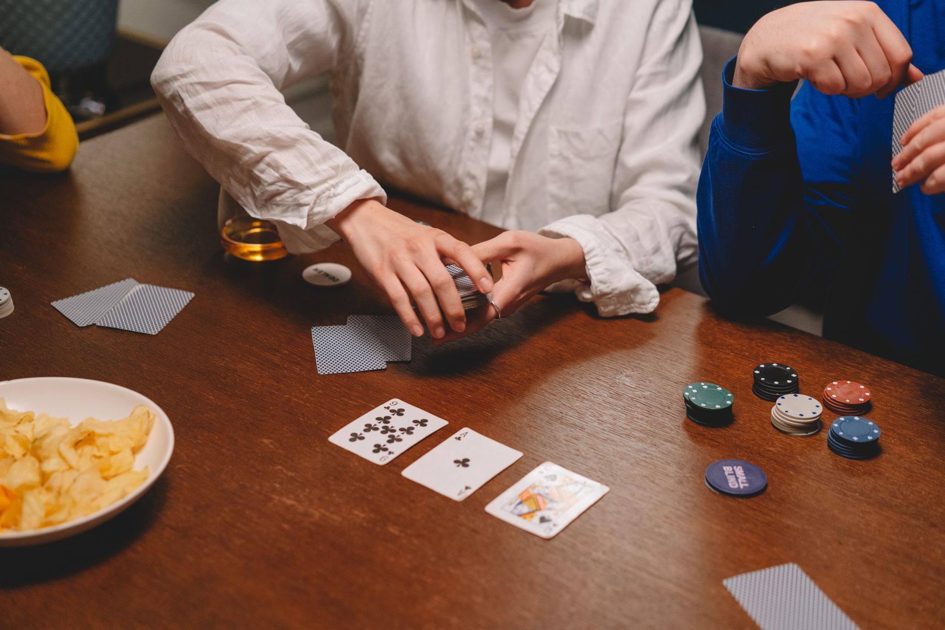 职业牌手如何处理输掉大底池后的情绪:四个可操作的恢复步骤(实战示例)