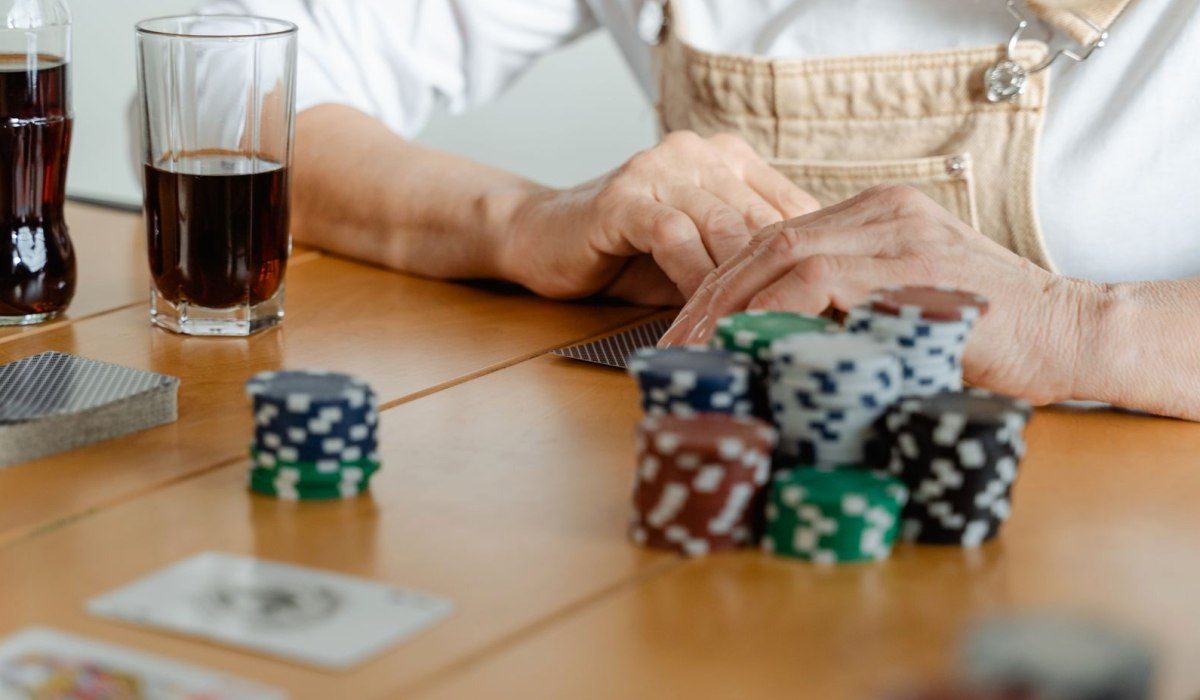 https://www.reddit.com/r/poker/comments/1vg9y5j/what_level_of_rta_is_considered_cheating_is_auto/ - 线上扑克自动算池底算作弊吗？RTA与实时辅助的边界