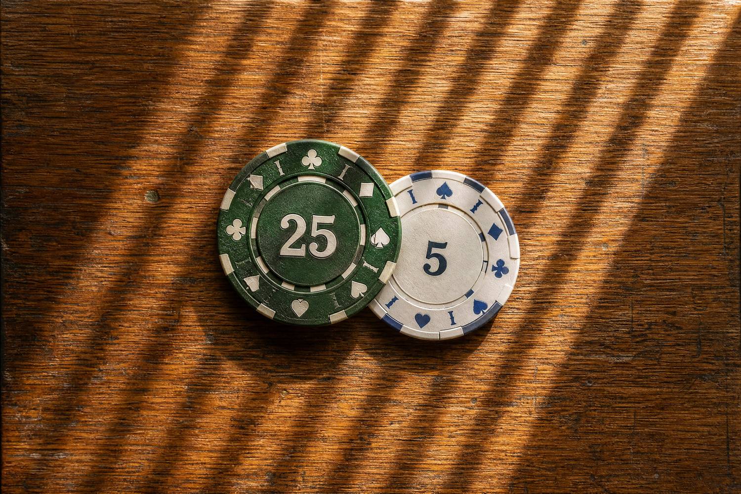 QQPOKER位置优势三大实战技巧:从翻前到河牌的决策逻辑(实战示例)